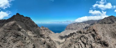 Dağların arasından Guigui sahiline giden patikanın havadan görüntüsü, el değmemiş siyah kumsal, Gran Canaria. İspanya. Görüntü İzi