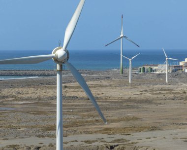 Yenilenebilir enerji, rüzgar enerjisi, okyanus yakınında hareket eden rüzgar türbinleri. Yenilenebilir elektrik. Güç kaynağı. Büyük Kanarya
