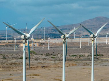 Yenilenebilir enerji, rüzgar enerjisi, okyanus yakınında hareket eden rüzgar türbinleri. Yenilenebilir elektrik. Güç kaynağı. Büyük Kanarya