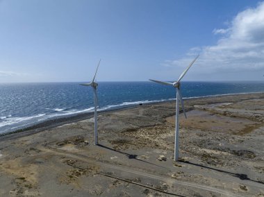 Yenilenebilir enerji, rüzgar enerjisi, okyanus yakınında hareket eden rüzgar türbinleri. Yenilenebilir elektrik. Güç kaynağı. Büyük Kanarya