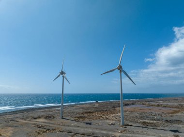 Yenilenebilir enerji, rüzgar enerjisi, okyanus yakınında hareket eden rüzgar türbinleri. Yenilenebilir elektrik. Güç kaynağı. Büyük Kanarya