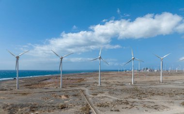 Yenilenebilir enerji, rüzgar enerjisi, okyanus yakınında hareket eden rüzgar türbinleri. Yenilenebilir elektrik. Güç kaynağı. Büyük Kanarya