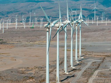 Yenilenebilir enerji, rüzgar enerjisi, okyanus yakınında hareket eden rüzgar türbinleri. Yenilenebilir elektrik. Güç kaynağı. Büyük Kanarya