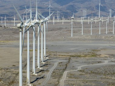 Yenilenebilir enerji, rüzgar enerjisi, okyanus yakınında hareket eden rüzgar türbinleri. Yenilenebilir elektrik. Güç kaynağı. Büyük Kanarya