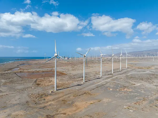 Yenilenebilir enerji, rüzgar enerjisi, okyanus yakınında hareket eden rüzgar türbinleri. Yenilenebilir elektrik. Güç kaynağı. Büyük Kanarya