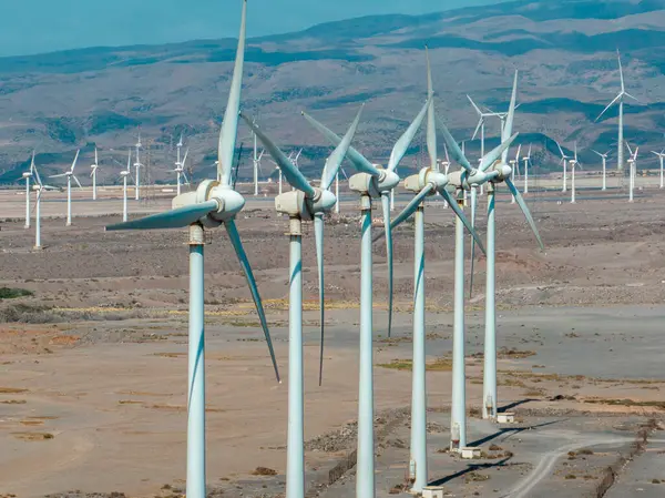Yenilenebilir enerji, rüzgar enerjisi, okyanus yakınında hareket eden rüzgar türbinleri. Yenilenebilir elektrik. Güç kaynağı. Büyük Kanarya