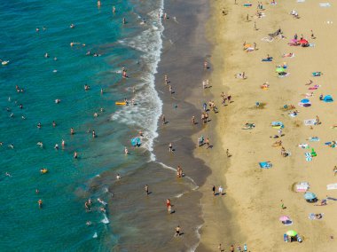 Maspalomas plajının ve kumulların hava manzarası, güneşlenen güneşlenenler, Büyük Kanarya, İspanya.
