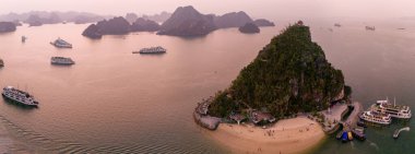 Ti Top Beach Adası, Ha Long Bay, Halong Körfezi 'nin havadan görünüşü UNESCO Dünya Mirasları Bölgesi ve popüler seyahat merkezi Vietnam' dır. Gemi ve adaları dolaş. Gün batımı