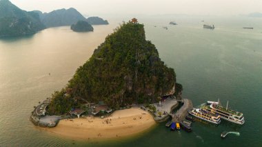 Ti Top Beach Adası, Ha Long Bay, Halong Körfezi 'nin havadan görünüşü UNESCO Dünya Mirasları Bölgesi ve popüler seyahat merkezi Vietnam' dır. Gemi ve adaları dolaş. Gün batımı