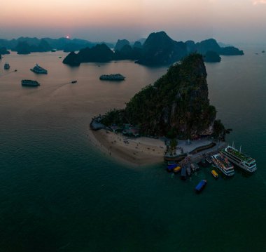 Ti Top Beach Adası, Ha Long Bay, Halong Körfezi 'nin havadan görünüşü UNESCO Dünya Mirasları Bölgesi ve popüler seyahat merkezi Vietnam' dır. Gemi ve adaları dolaş. Gün batımı