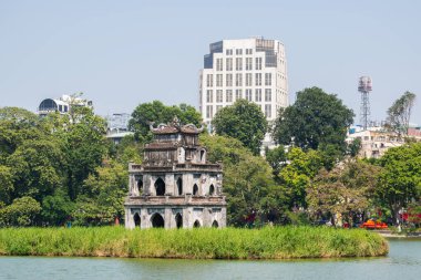 Hanoi, Vietnam: Kaplumbağa Kulesi 'nin (Thap Rua) manzarası, 1886 yılında Kılıç Gölü' nün ortasına (Hoan Kiem Gölü) inşa edilmiş küçük bir kuledir.