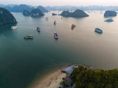 Ti Top Beach Adası, Ha Long Bay, Halong Körfezi 'nin havadan görünüşü UNESCO Dünya Mirasları Bölgesi ve popüler seyahat merkezi Vietnam' dır. Gemi ve adaları dolaş. Gün batımı