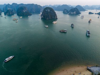 Ti Top Beach Adası, Ha Long Bay, Halong Körfezi 'nin havadan görünüşü UNESCO Dünya Mirasları Bölgesi ve popüler seyahat merkezi Vietnam' dır. Gemi ve adaları dolaş. Gün batımı