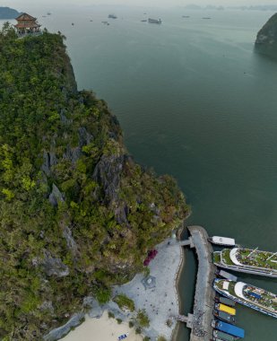 Ti Top Beach Adası, Ha Long Bay, Halong Körfezi 'nin havadan görünüşü UNESCO Dünya Mirasları Bölgesi ve popüler seyahat merkezi Vietnam' dır. Gemi ve adaları dolaş. Gün batımı