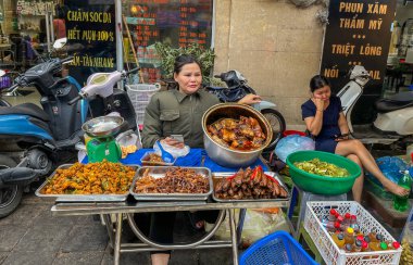 Hanoi, Vietnam, 11-06-2024: günlük hayat, Vietnamlı bir kadın Dong Xuan Market 'te et satıyor, Fransız yönetimi tarafından 1889' da Hoan Kiem 'in merkez bölgesinde inşa edildi.