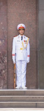 Hanoi, Vietnam, 06-11-2024: Ho Chi Minh Anıtmezarı 'nın onur muhafızı, 1975 yılında Ba Dinh Meydanı' nda Vietnamlı lider Ho Chi Minh 'e adanmış bir cenaze anıtı.