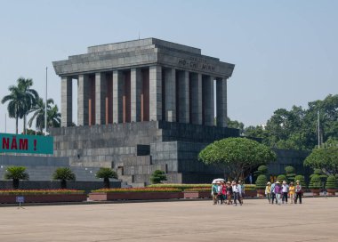 Hanoi, Vietnam, 06-11-2024: Ho Chi Minh Anıtmezarı, 1975 yılında Vietnam lideri Ho Chi Minh 'e adanmış ve Lenin' in Moskova 'daki Ba Dinh Meydanı' ndaki anıtından esinlenilmiş bir anıt. 