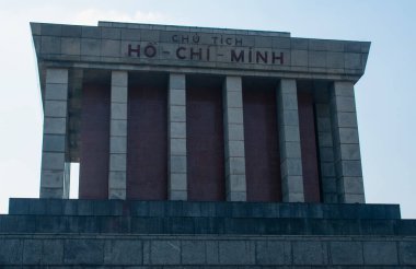 Hanoi, Vietnam, 06-11-2024: 1975 yılında Vietnam lideri Ho Chi Chi Minh 'e adanan ve Lenin' in Moskova 'daki Ba Dinh Meydanı' ndaki mozolesinden esinlenerek dikilen Ho Chi Minh Anıtının yakınlaştırılması. 