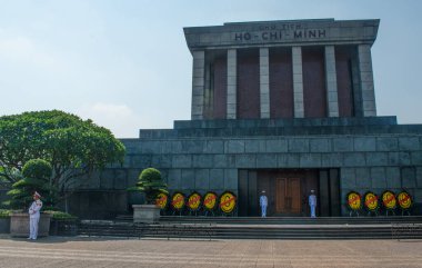 Hanoi, Vietnam, 06-11-2024: Ho Chi Minh Anıtmezarı 'nın onur muhafızı, 1975 yılında Ba Dinh Meydanı' nda Vietnamlı lider Ho Chi Minh 'e adanmış bir cenaze anıtı.