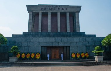 Hanoi, Vietnam, 06-11-2024: Ho Chi Minh Anıtmezarı 'nın onur muhafızı, 1975 yılında Ba Dinh Meydanı' nda Vietnamlı lider Ho Chi Minh 'e adanmış bir cenaze anıtı.