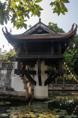 Hanoi, Vietnam, 06-11-2024: İmparator Ly Thai Tong (1028-1054) döneminden kalma, Vietnam 'ın en ikonik tapınaklarından biri olarak bilinen tarihi Budist tapınağı