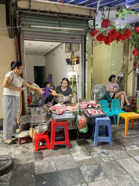 Hanoi, Vietnam, 11-06-2024: günlük hayat, Vietnamlı kadınlar, 1889 'da Hoan Kiem' in merkez bölgesinde Fransız yönetimi tarafından inşa edilen Dong Xuan Market 'te et satıyorlar.