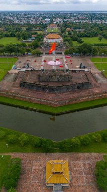 Hue, Vietnam 'ın Kraliyet Şehri' nin havadan görünüşü. 1993 yılında UNESCO Dünya Mirasları Listesi olarak belirlendi. Arazi güçlendirilmiş surlarla korunuyor ve hendekle çevrili. Vietnam bayrağı kulede dalgalanıyor