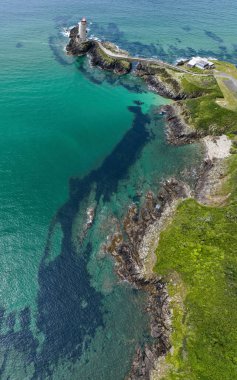 Petit Minou Deniz Feneri 'nin havadan görünüşü, Brest yolu üzerinde, Plouzan komünü Fort du Petit Minou' nun önünde duran bir deniz feneridir. Kıyı şeridi. Fransa