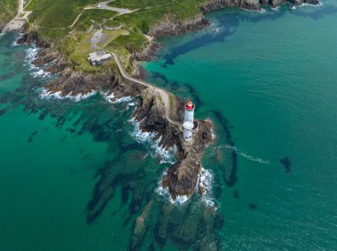 Petit Minou Deniz Feneri 'nin havadan görünüşü, Brest yolu üzerinde, Plouzan komünü Fort du Petit Minou' nun önünde duran bir deniz feneridir. Kıyı şeridi. Fransa