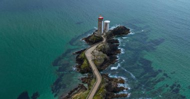 Petit Minou Deniz Feneri 'nin havadan görünüşü, Brest yolu üzerinde, Plouzan komünü Fort du Petit Minou' nun önünde duran bir deniz feneridir. Kıyı şeridi. Fransa