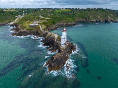 Petit Minou Deniz Feneri 'nin havadan görünüşü, Brest yolu üzerinde, Plouzan komünü Fort du Petit Minou' nun önünde duran bir deniz feneridir. Kıyı şeridi. Fransa