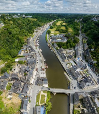 Dinan 'ın havadan görünüşü. Küçük Breton kasabası kalesi, küçük limanı ve tarihi merkezin antik binalarıyla ünlüdür. 06-30-2024. Fransa