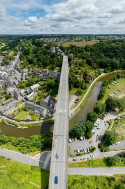 Dinan 'ın havadan görünüşü. Küçük Breton kasabası kalesi, küçük limanı ve tarihi merkezin antik binalarıyla ünlüdür. 06-30-2024. Fransa