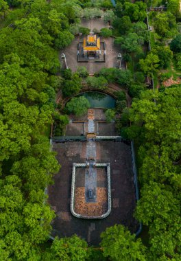 İmparator Tu Duc Mezarı 'nın havadan görünüşü. Tapınak Alanı ve Mezar Alanı olarak ikiye ayrılır. Rengi. Vietnam, Vietnam mimarisi, anıt mezar