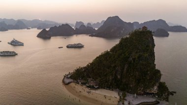 Ti Top Beach Adası, Ha Long Bay, Halong Körfezi 'nin havadan görünüşü UNESCO Dünya Mirasları Bölgesi ve popüler seyahat merkezi Vietnam' dır. Gemi ve adaları dolaş. Gün batımı