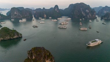 H Long Bay 'in Aerial view of the H Long Bay, Halong Bay, UNESCO Dünya Mirası Bölgesi ve Qung Ninh, Vietnam' da popüler bir seyahat merkezidir. Körfezde dönüşümlü olarak seyahat eden gemiler ve adalar. Gün batımı