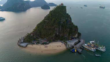 Ti Top Beach Adası, Ha Long Bay, Halong Körfezi 'nin havadan görünüşü UNESCO Dünya Mirasları Bölgesi ve popüler seyahat merkezi Vietnam' dır. Gemi ve adaları dolaş. Gün batımı