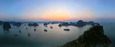 Ti Top Beach Adası, Ha Long Bay, Halong Körfezi 'nin havadan görünüşü UNESCO Dünya Mirasları Bölgesi ve popüler seyahat merkezi Vietnam' dır. Gemi ve adaları dolaş. Gün batımı