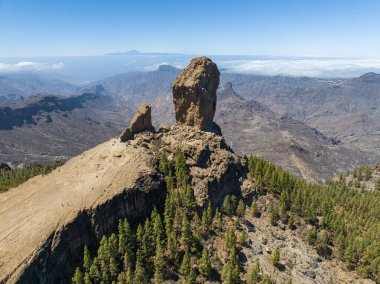 Roque Nublo 'nun havadan görünüşü, Gran Canaria. Büyük Kanarya 'da büyük volkanik oluşum. İspanya. Arka planda Tenerife adası. Yanardağ Teide ile birlikte..