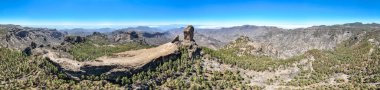 Roque Nublo 'nun havadan görünüşü, Gran Canaria. Büyük Kanarya 'da büyük volkanik oluşum. İspanya. Arka planda Tenerife adası. Yanardağ Teide ile birlikte..