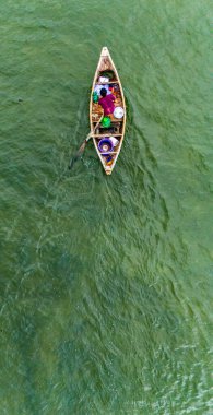 Tipik bir Vietnam teknesinin havadan görünüşü, kürek çeken ve nesneler taşıyan biri. Diğer teknelerle yerel ürünleri takas etmek için kullanılan ulaşım araçları. Vietnam