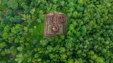 Oğlum harabeye dönmüş durumda. Orta Vietnam 'daki terk edilmiş ve kısmen harap olmuş Şaiva Hindu tapınakları. 4. ve 13. yüzyıllar arasında Champa Kralları tarafından inşa edilmiş.