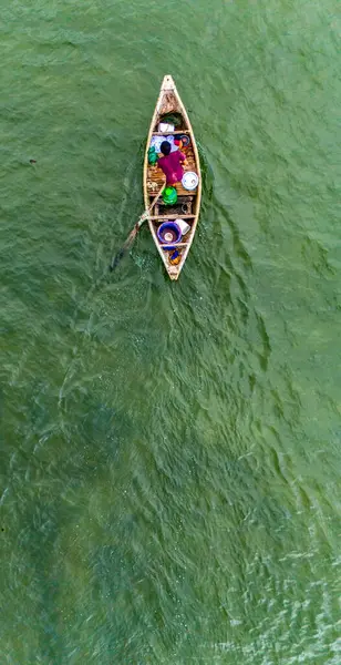 Tipik bir Vietnam teknesinin havadan görünüşü, kürek çeken ve nesneler taşıyan biri. Diğer teknelerle yerel ürünleri takas etmek için kullanılan ulaşım araçları. Vietnam