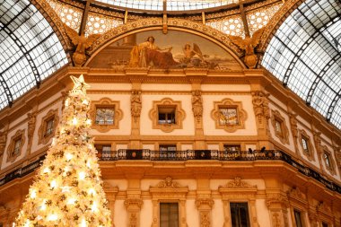 Galleria Vittorio Emanuele II İtalya 'nın en eski aktif alışveriş galerisidir. Noel ağacı. 01-07-2025. Saraylar ve mimari