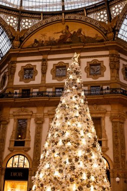 Galleria Vittorio Emanuele II İtalya 'nın en eski aktif alışveriş galerisidir. Noel ağacı ve Dior mağazası. Milan mı? İtalya. 01-07-2025. Saraylar ve mimari