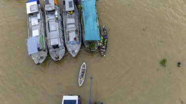 Mekong deltasının havadan görünüşü ve Cai Rang 'ın yüzen pazarı, Ho Chi Minh City' nin güneyi, Vietnam. Tekne ve tüccarlar mal değişimi 10-18-2024
