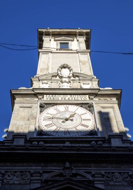 Piazza Duomo 'ya birkaç adım mesafedeki Palazzo Giureconsulti, saat kulesiyle şehirdeki en zarif, büyüleyici ve ikonik yerlerden biridir. Milan mı? İtalya