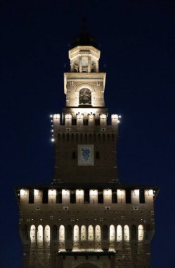 İtalya 'nın kuzeyinde Milano' da bulunan bir ortaçağ kalesi olan Castello Sforzesco 'nun (Sforza' nın Kalesi) gece görüşü. 15. yüzyılda Milan Dükü Francesco Sforza tarafından inşa edilmiştir.