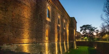 İtalya 'nın kuzeyinde Milano' da bulunan bir ortaçağ kalesi olan Castello Sforzesco 'nun (Sforza' nın Kalesi) gece görüşü. 15. yüzyılda Milan Dükü Francesco Sforza tarafından inşa edilmiştir.