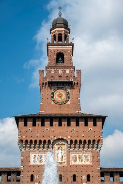 İtalya 'nın kuzeyindeki Milano' da bulunan ortaçağ kalesinin detayları Castello Sforzesco 'nun (Sforza' nın Kalesi) havadan görünüşü. 15. yüzyılda Milan Dükü Francesco Sforza tarafından inşa edilmiştir.
